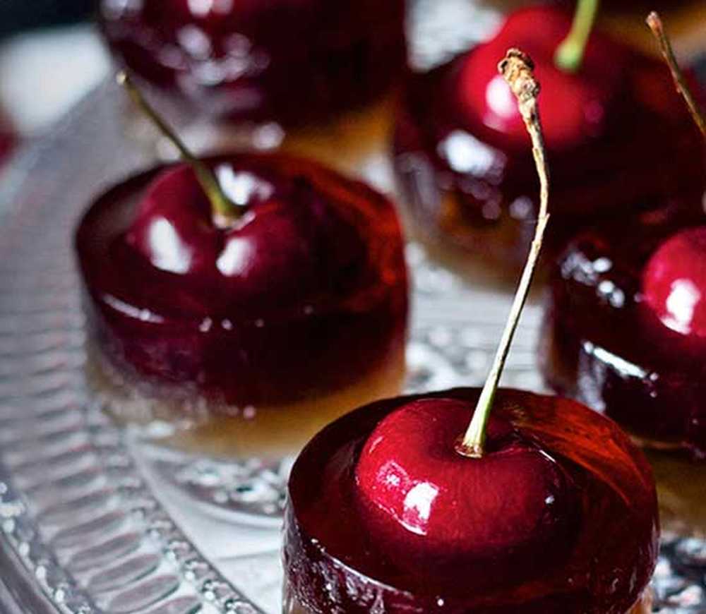 Some cherries. Желе с вишней в стаканчике.