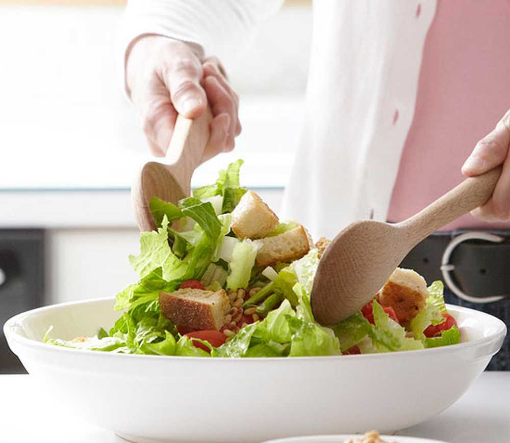 Mom tossed salad. Люди делают салат. Бросание салата. Парень делает салат. Серьезно перед моим салатом.