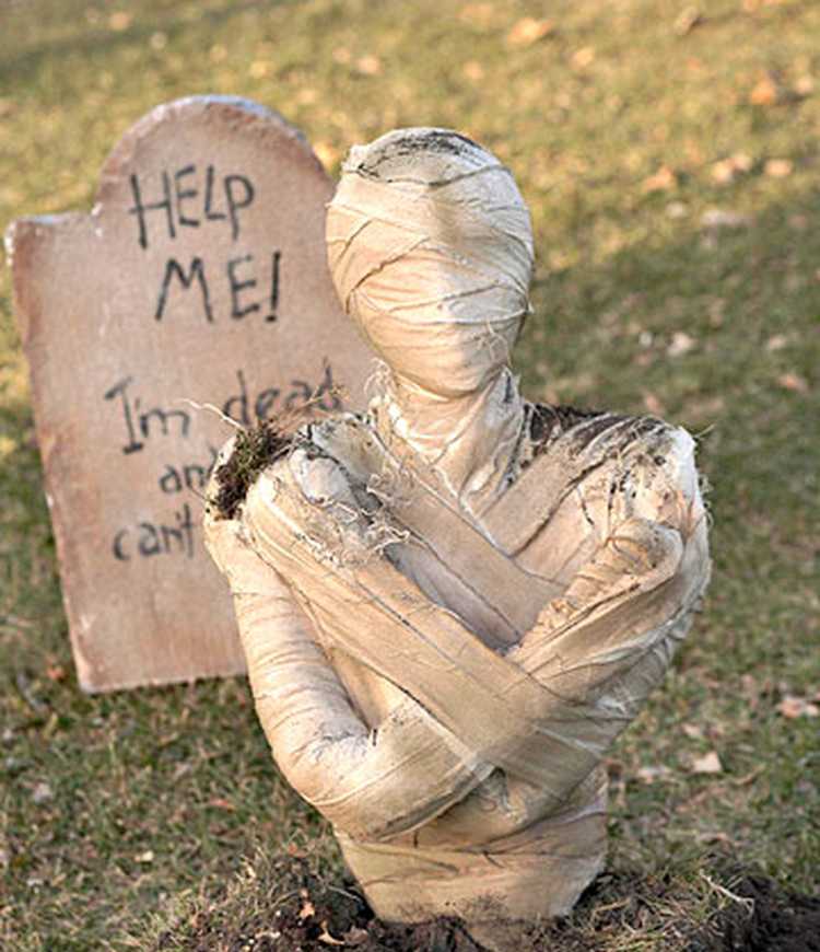 Статуя мумия. Creepy Tombstone.