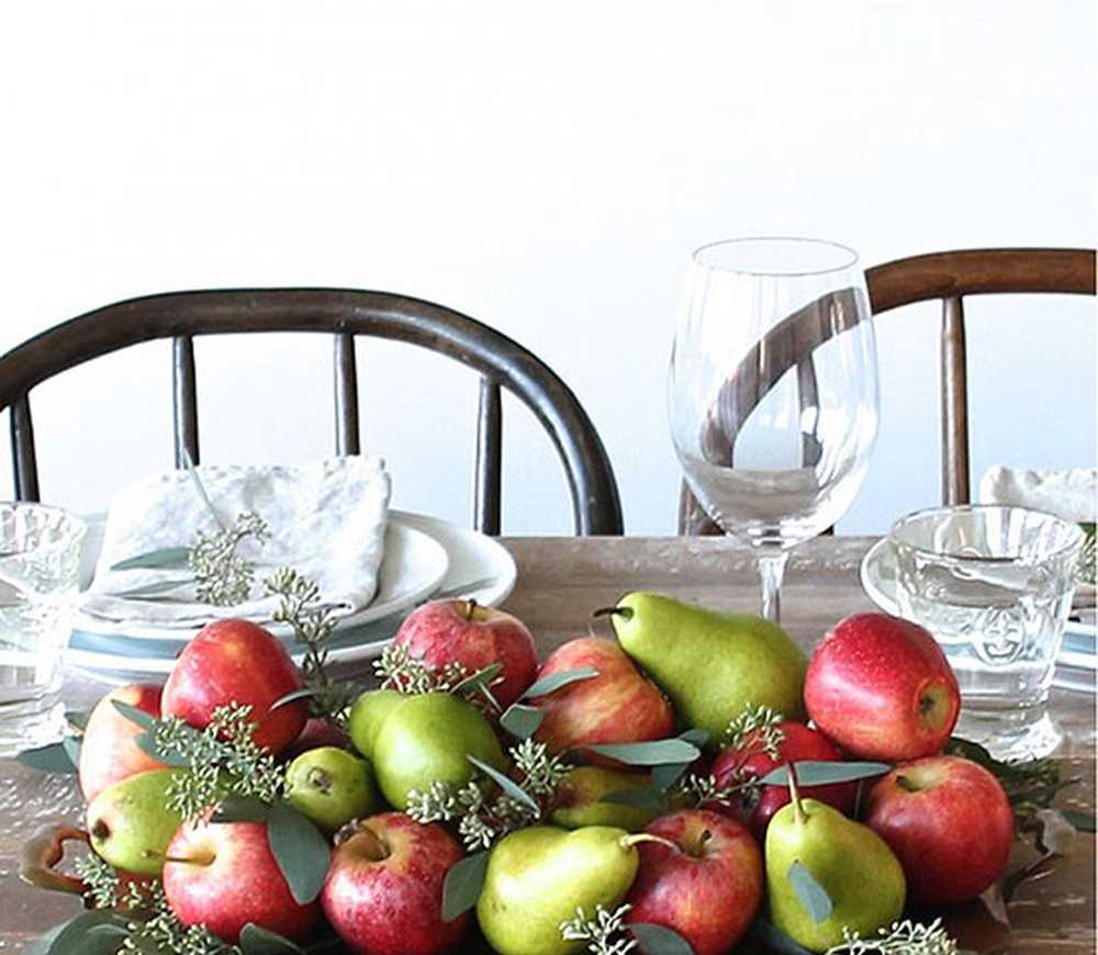 Накрытый стол с фруктами
